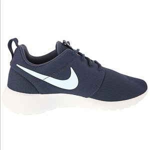 navy blue nike roshe